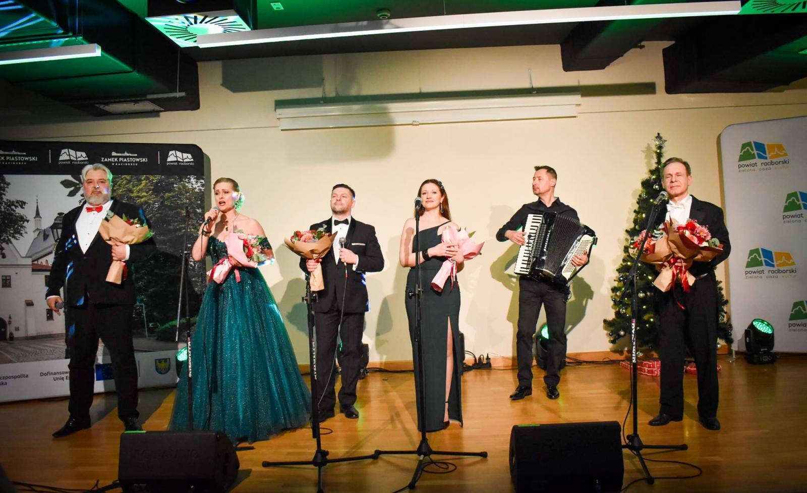 Zdjęcie w galerii na portalu naszraciborz.pl: Powiatowa Gala Operetkowa na Zamku Piastowskim [FOTO i WIDEO] wiadomości z regionu