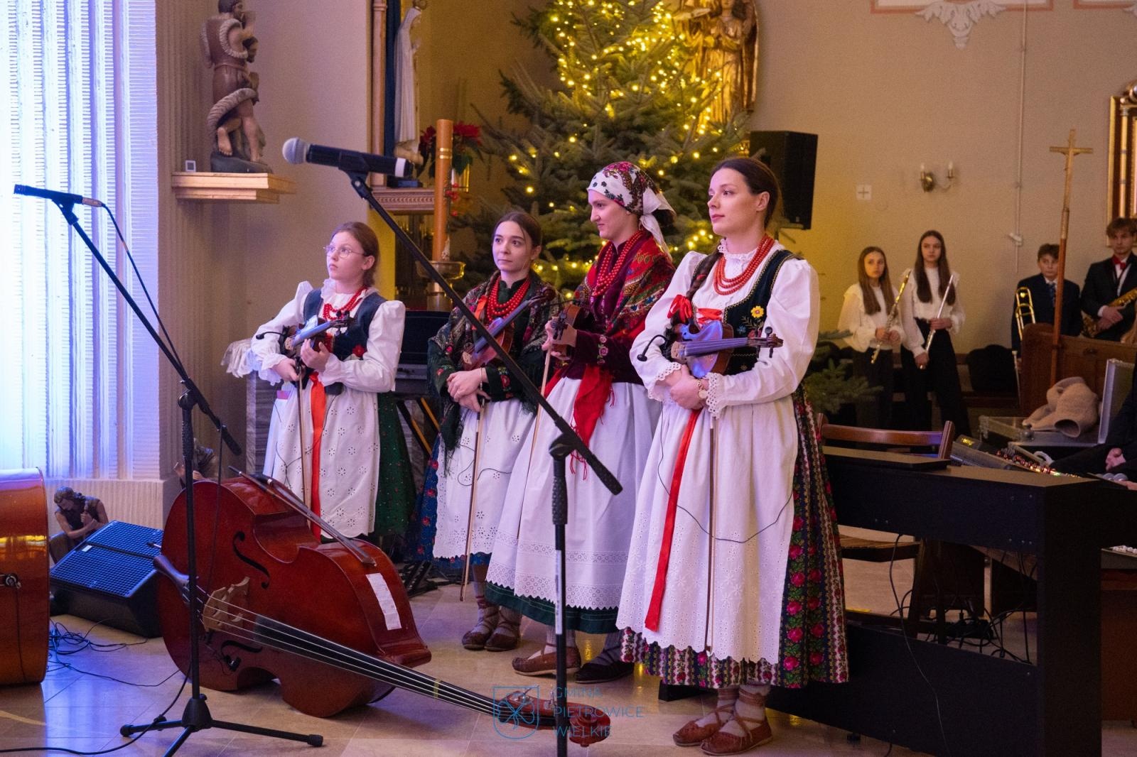 Zdjęcie w galerii na portalu naszraciborz.pl: Gminny Przegląd Kolęd w Pietrowicach Wielkich z udziałem górali z Milówki wiadomości z regionu