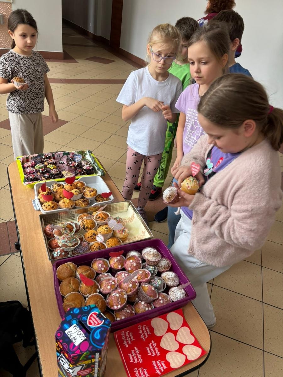 Zdjęcie w galerii na portalu naszraciborz.pl: Szkolna zbiórka WOŚP w Szkole Podstawowej nr 13 zakończona sukcesem wiadomości z regionu