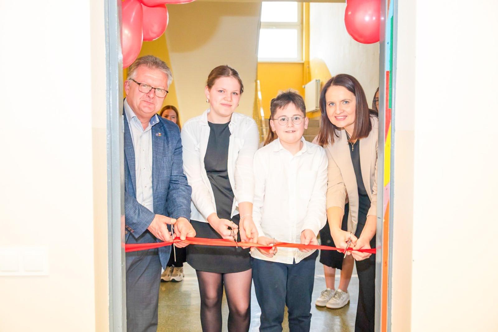 Zdjęcie w galerii na portalu naszraciborz.pl: Nowe pracownie w Szkole Podstawowej w Krzyżanowicach. Projekt Młodzi odkrywcy w realizacji wiadomości z regionu