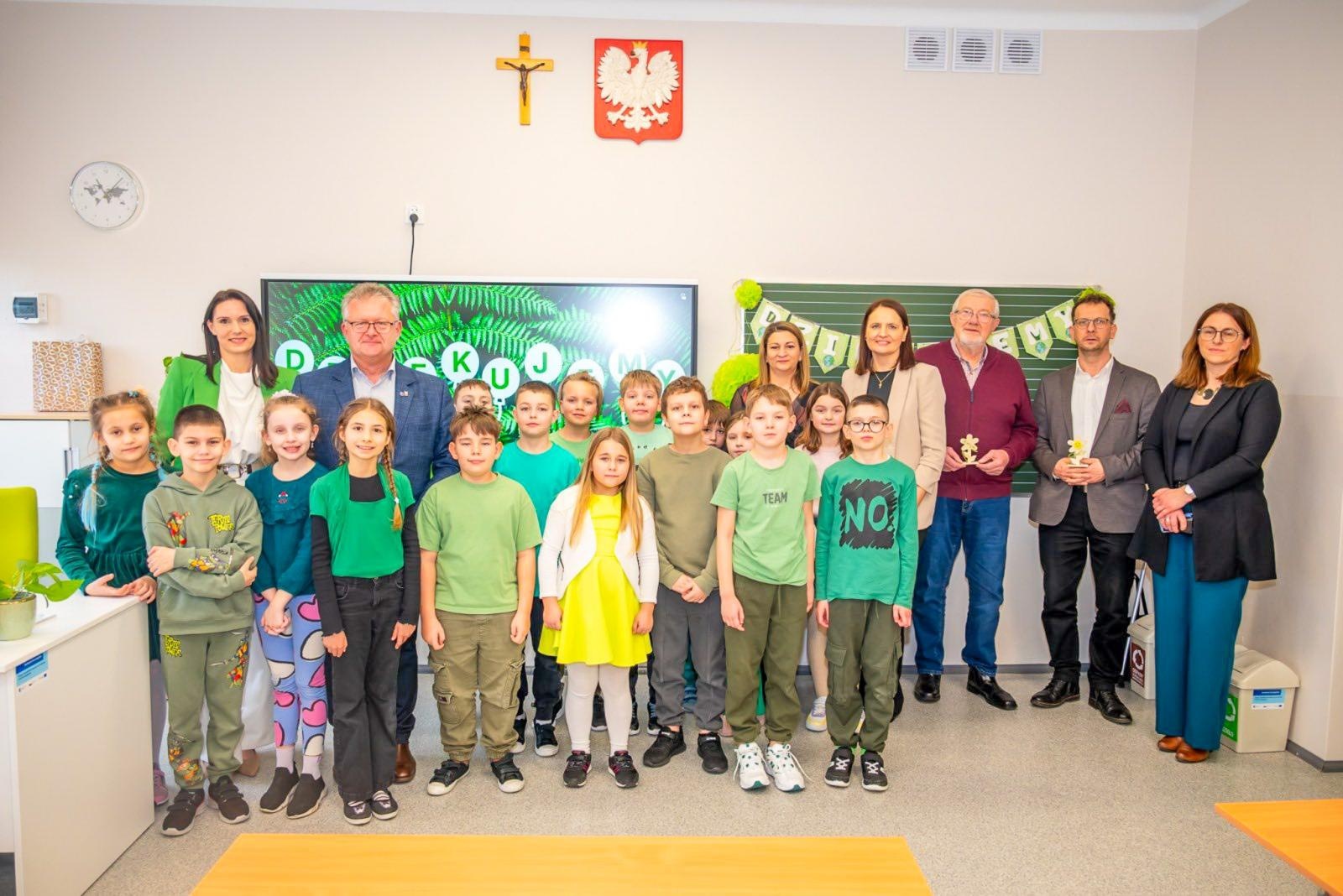 Zdjęcie w galerii na portalu naszraciborz.pl: Nowe pracownie w Szkole Podstawowej w Krzyżanowicach. Projekt Młodzi odkrywcy w realizacji wiadomości z regionu