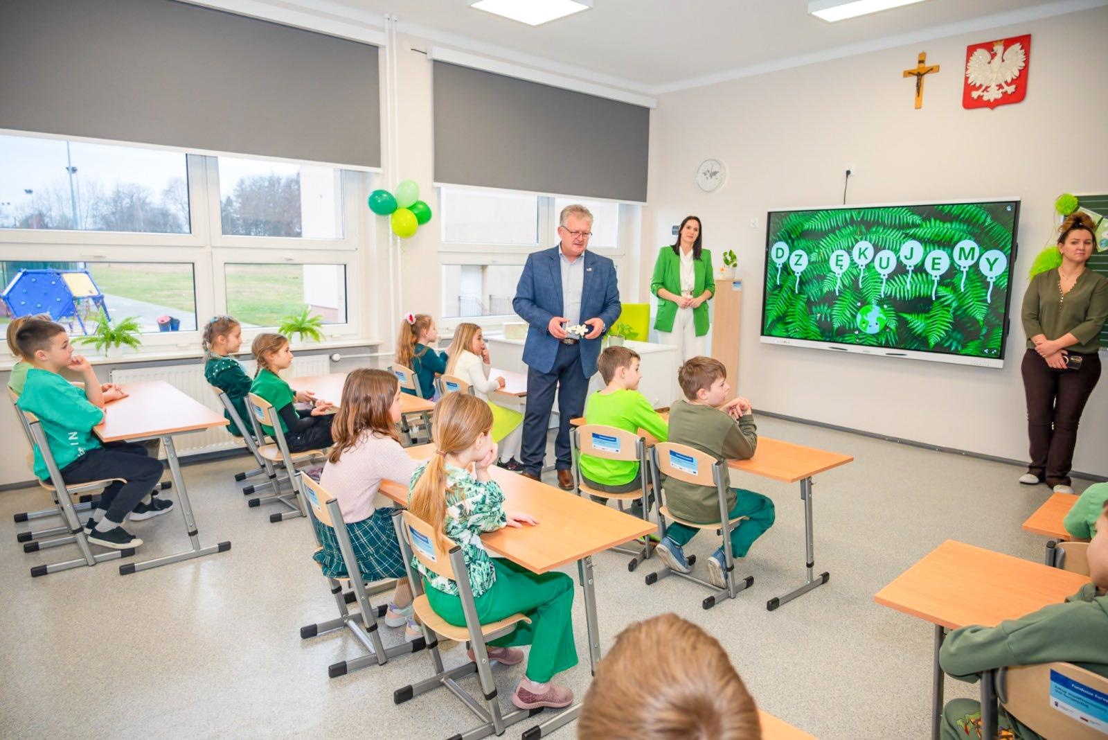 Zdjęcie w galerii na portalu naszraciborz.pl: Nowe pracownie w Szkole Podstawowej w Krzyżanowicach. Projekt Młodzi odkrywcy w realizacji wiadomości z regionu