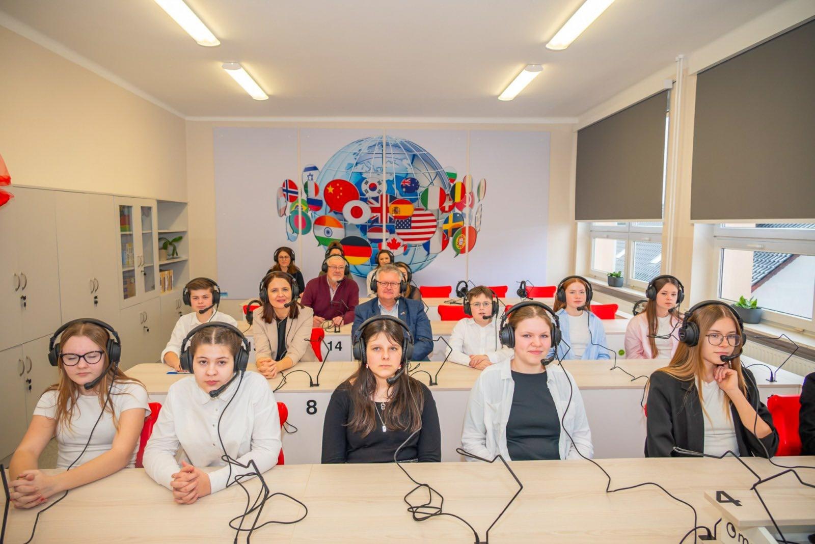 Zdjęcie w galerii na portalu naszraciborz.pl: Nowe pracownie w Szkole Podstawowej w Krzyżanowicach. Projekt Młodzi odkrywcy w realizacji wiadomości z regionu