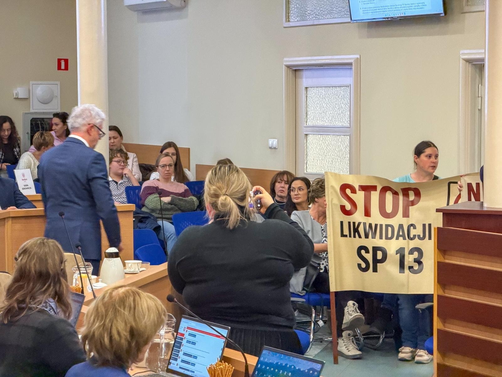 Zdjęcie w galerii na portalu naszraciborz.pl: Rada Miasta przyjęła uchwałę o zamiarze likwidacji SP 13. Rodzice zapowiadają inicjatywę referendalną wiadomości z regionu