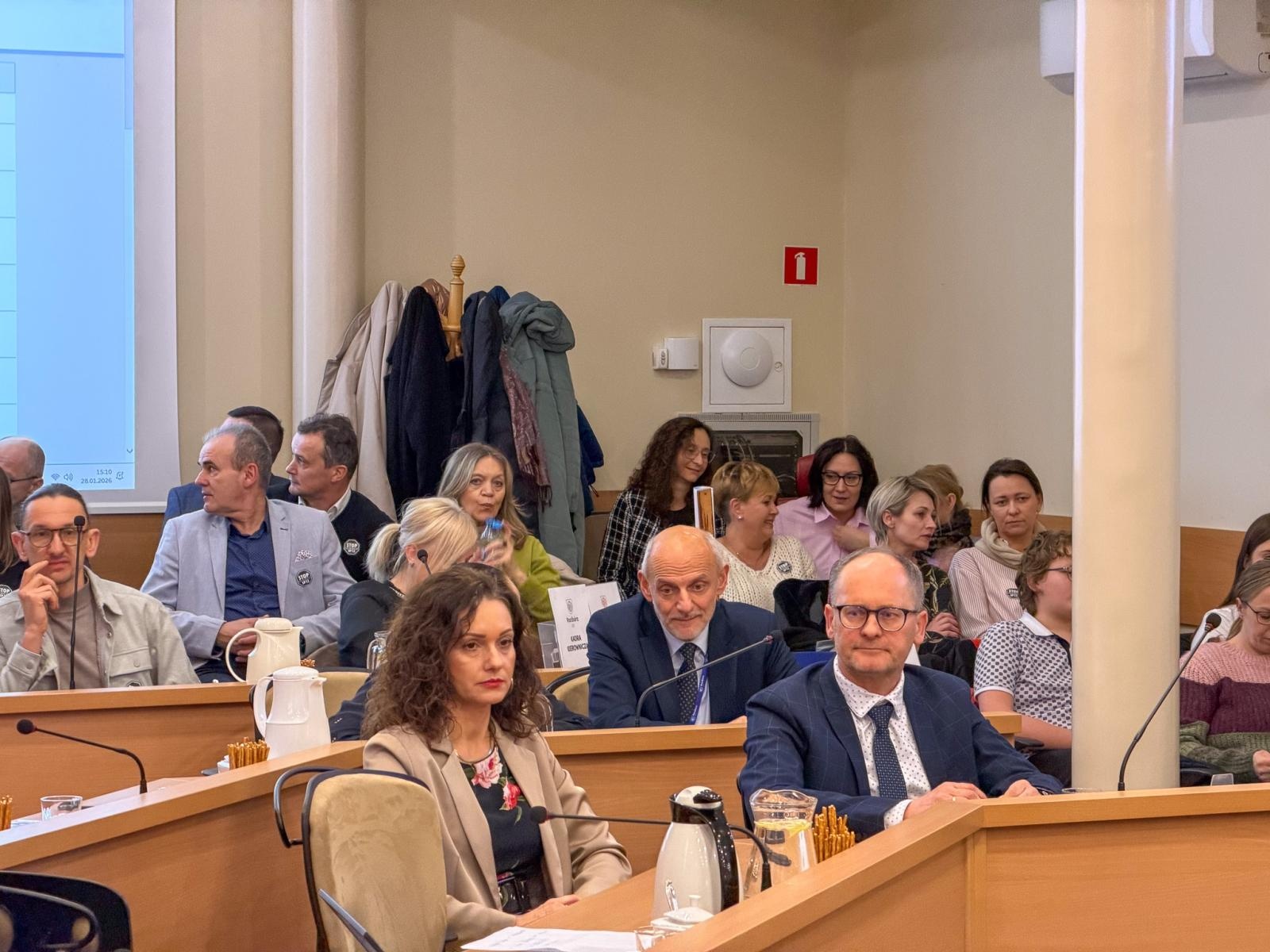 Zdjęcie w galerii na portalu naszraciborz.pl: Rada Miasta przyjęła uchwałę o zamiarze likwidacji SP 13. Rodzice zapowiadają inicjatywę referendalną wiadomości z regionu