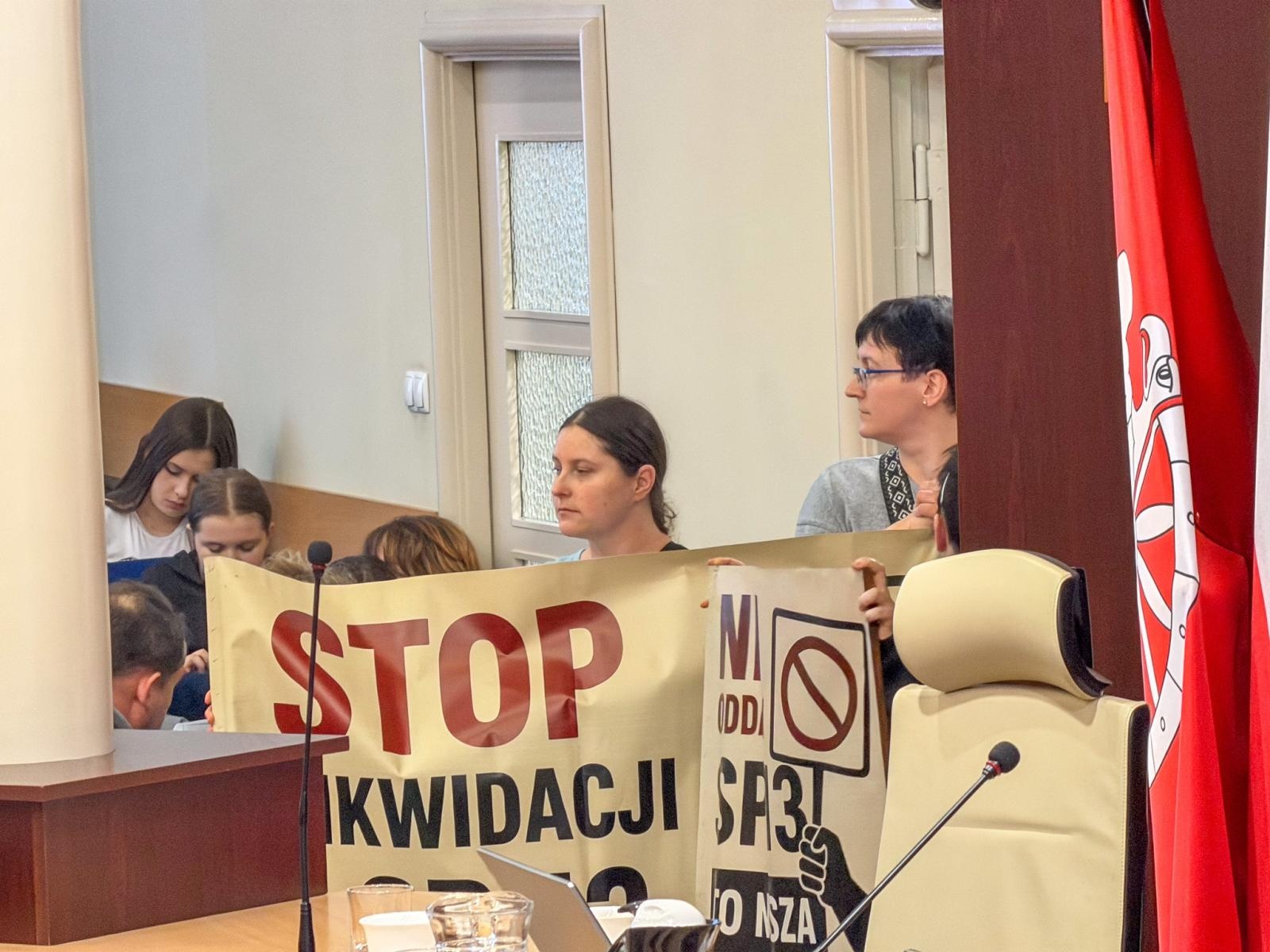 Zdjęcie w galerii na portalu naszraciborz.pl: Rada Miasta przyjęła uchwałę o zamiarze likwidacji SP 13. Rodzice zapowiadają inicjatywę referendalną wiadomości z regionu