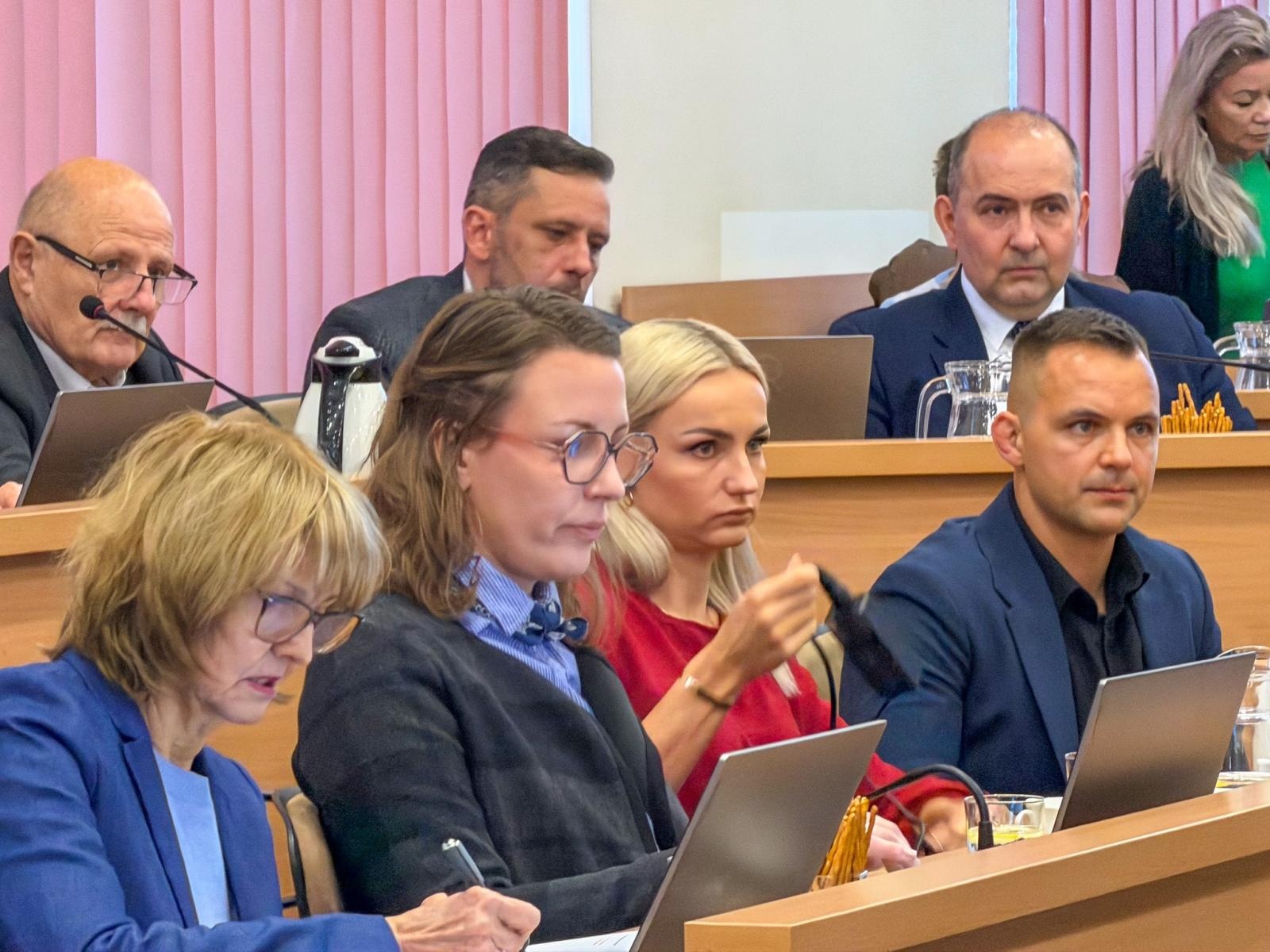 Zdjęcie w galerii na portalu naszraciborz.pl: Rada Miasta przyjęła uchwałę o zamiarze likwidacji SP 13. Rodzice zapowiadają inicjatywę referendalną wiadomości z regionu