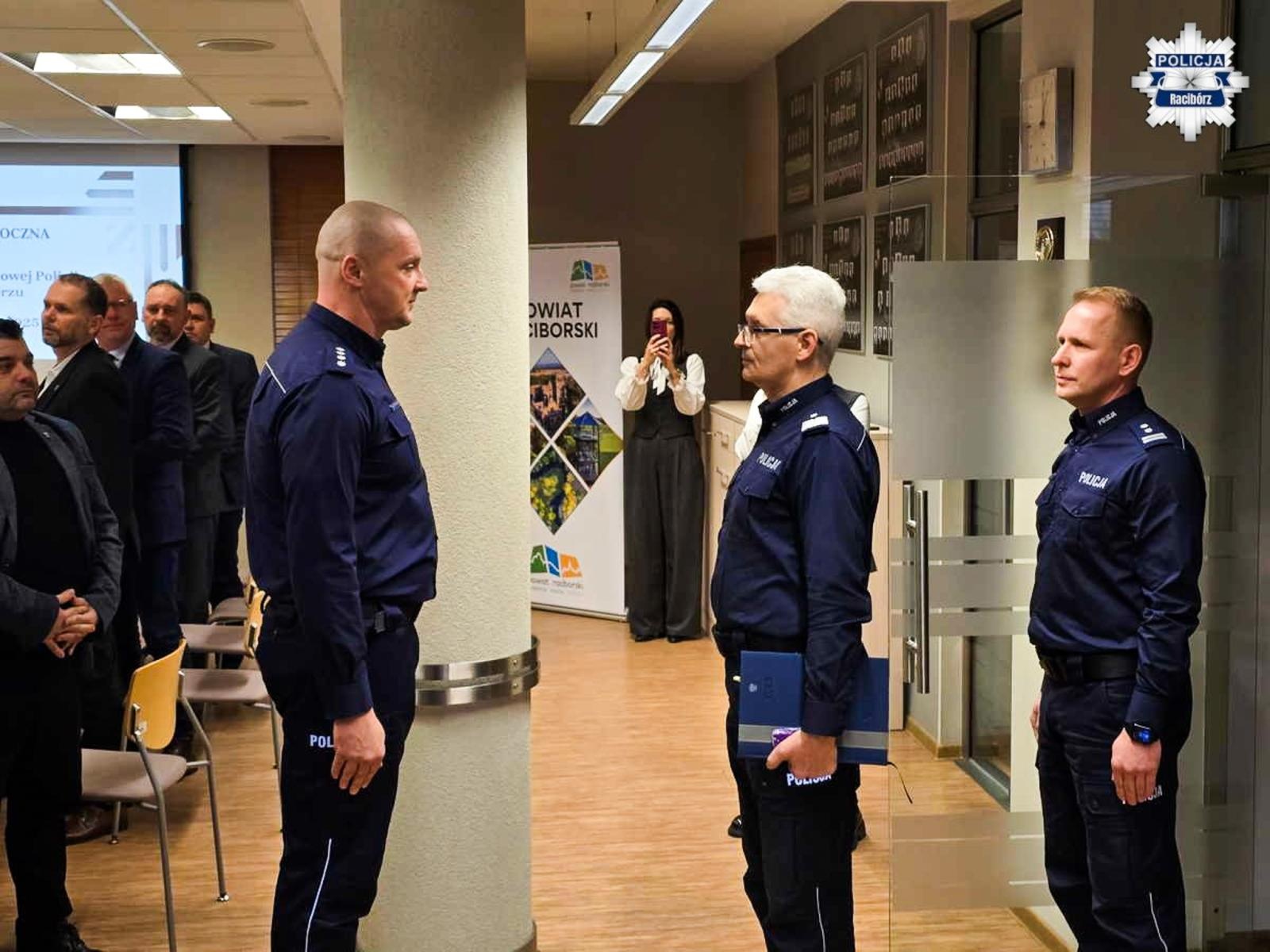 Zdjęcie w galerii na portalu naszraciborz.pl: Odprawa roczna raciborskich policjantów. Podsumowanie pracy Policji w 2025 roku wiadomości z regionu
