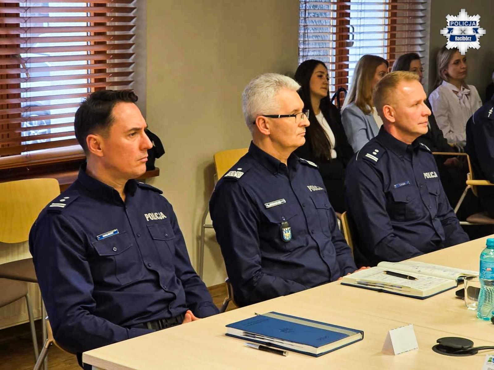 Zdjęcie w galerii na portalu naszraciborz.pl: Odprawa roczna raciborskich policjantów. Podsumowanie pracy Policji w 2025 roku wiadomości z regionu