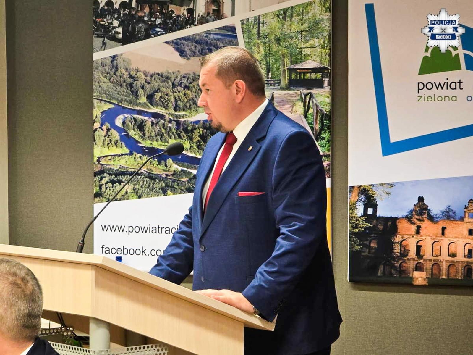 Zdjęcie w galerii na portalu naszraciborz.pl: Odprawa roczna raciborskich policjantów. Podsumowanie pracy Policji w 2025 roku wiadomości z regionu