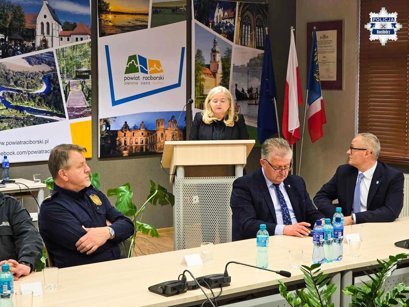 Zdjęcie w galerii na portalu naszraciborz.pl: Odprawa roczna raciborskich policjantów. Podsumowanie pracy Policji w 2025 roku wiadomości z regionu