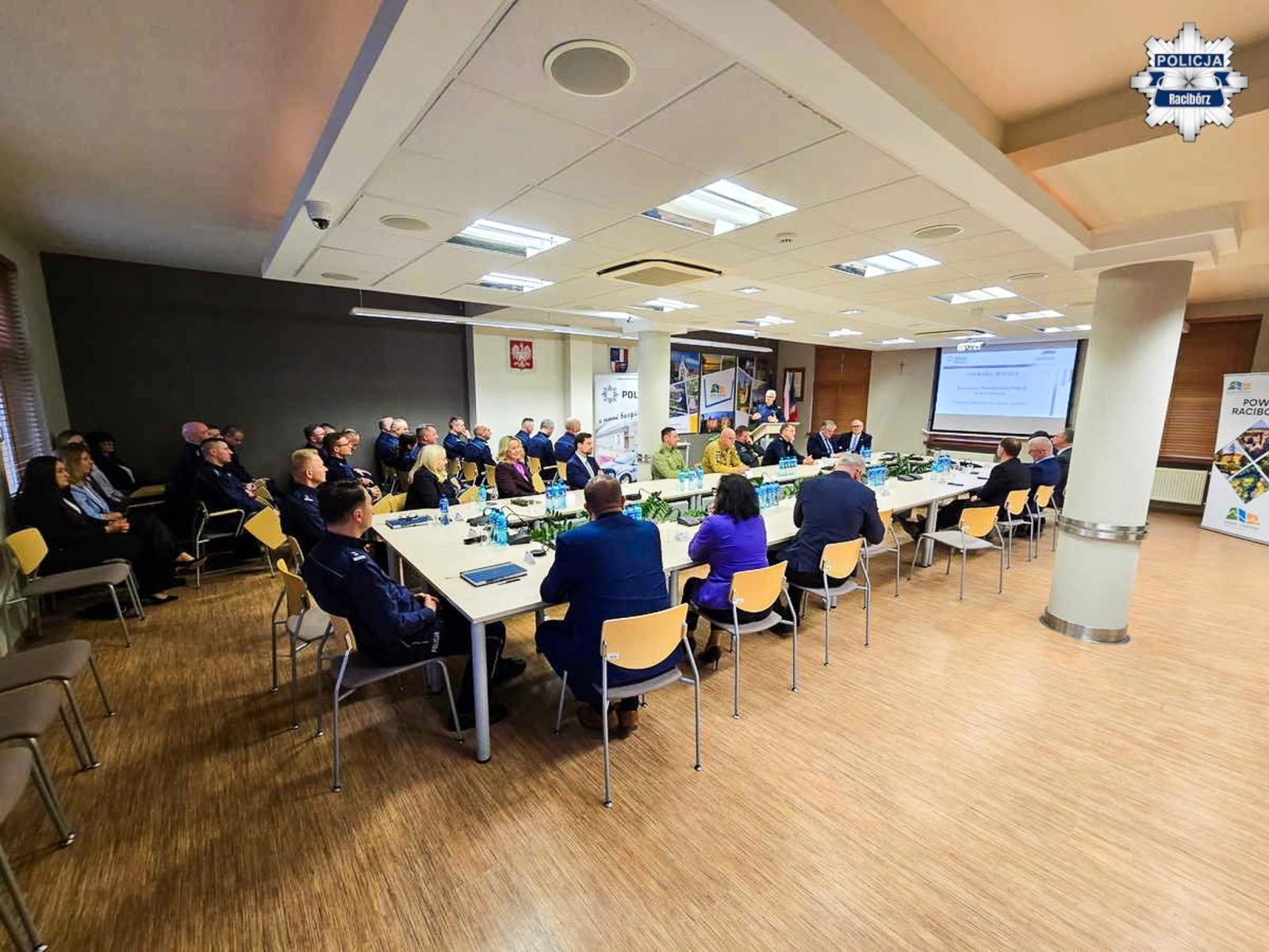 Zdjęcie w galerii na portalu naszraciborz.pl: Odprawa roczna raciborskich policjantów. Podsumowanie pracy Policji w 2025 roku wiadomości z regionu