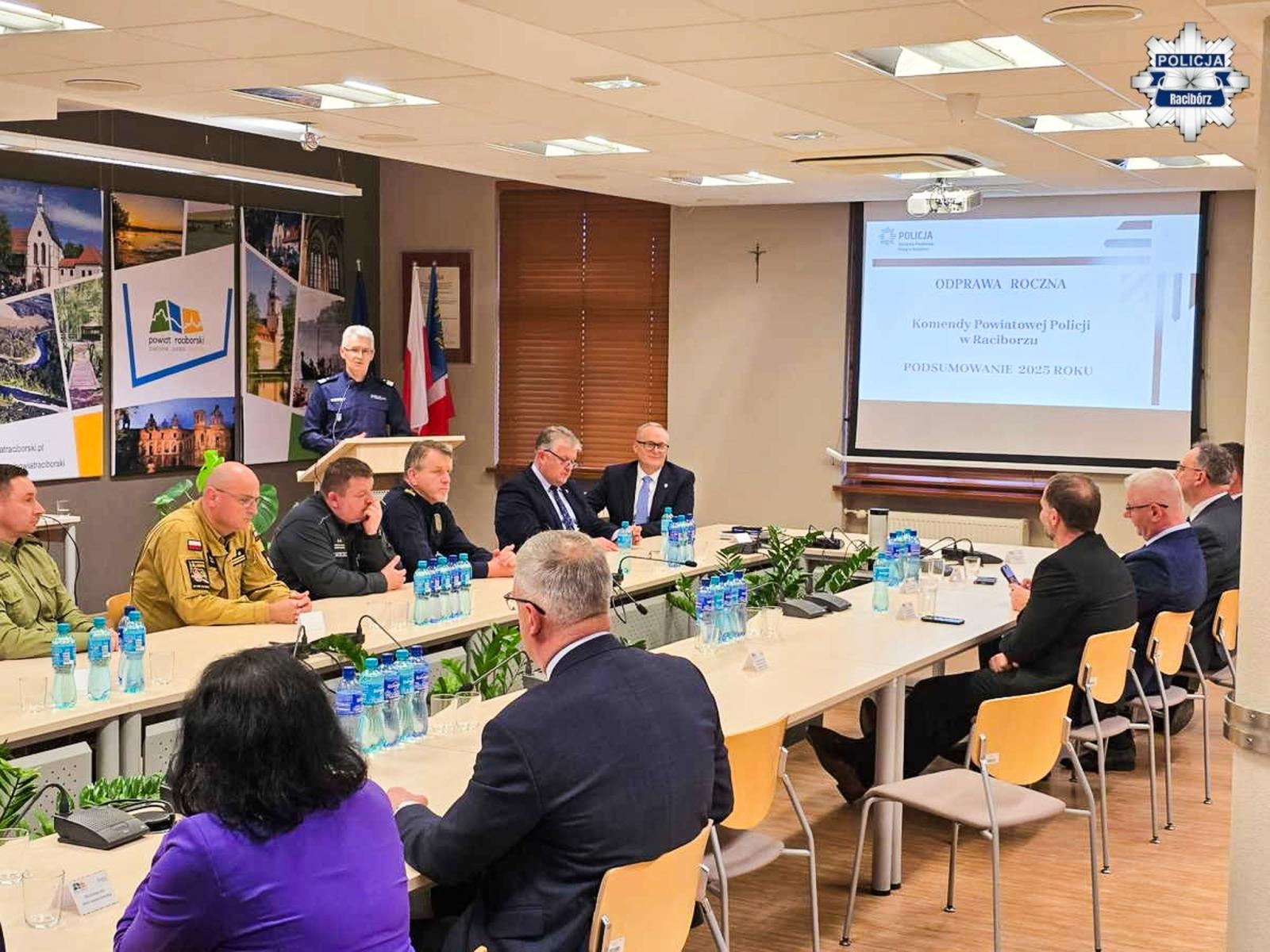 Zdjęcie w galerii na portalu naszraciborz.pl: Odprawa roczna raciborskich policjantów. Podsumowanie pracy Policji w 2025 roku wiadomości z regionu