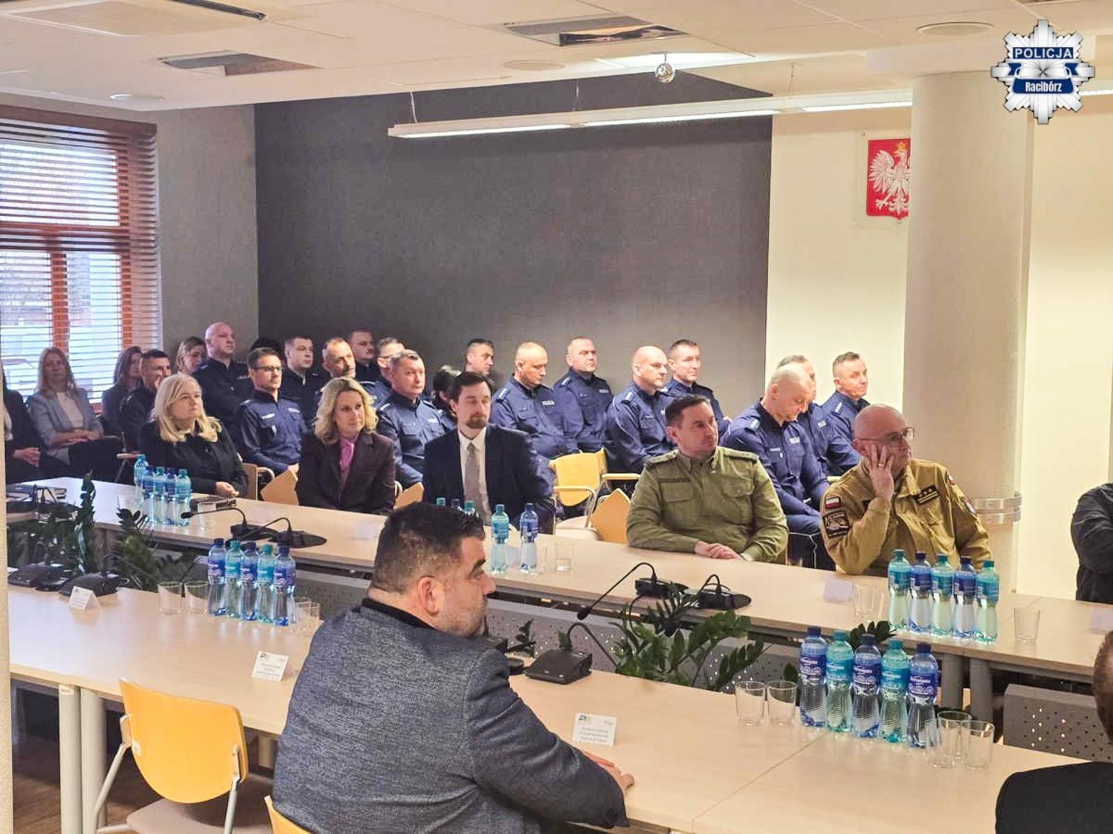 Zdjęcie w galerii na portalu naszraciborz.pl: Odprawa roczna raciborskich policjantów. Podsumowanie pracy Policji w 2025 roku wiadomości z regionu