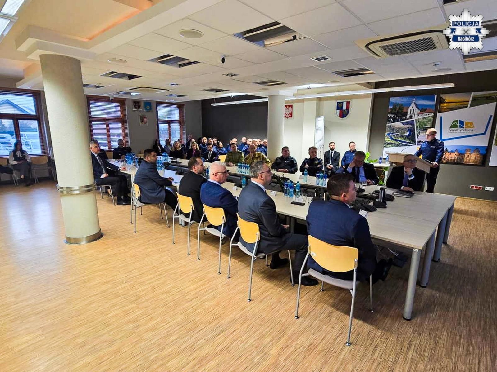 Zdjęcie w galerii na portalu naszraciborz.pl: Odprawa roczna raciborskich policjantów. Podsumowanie pracy Policji w 2025 roku wiadomości z regionu