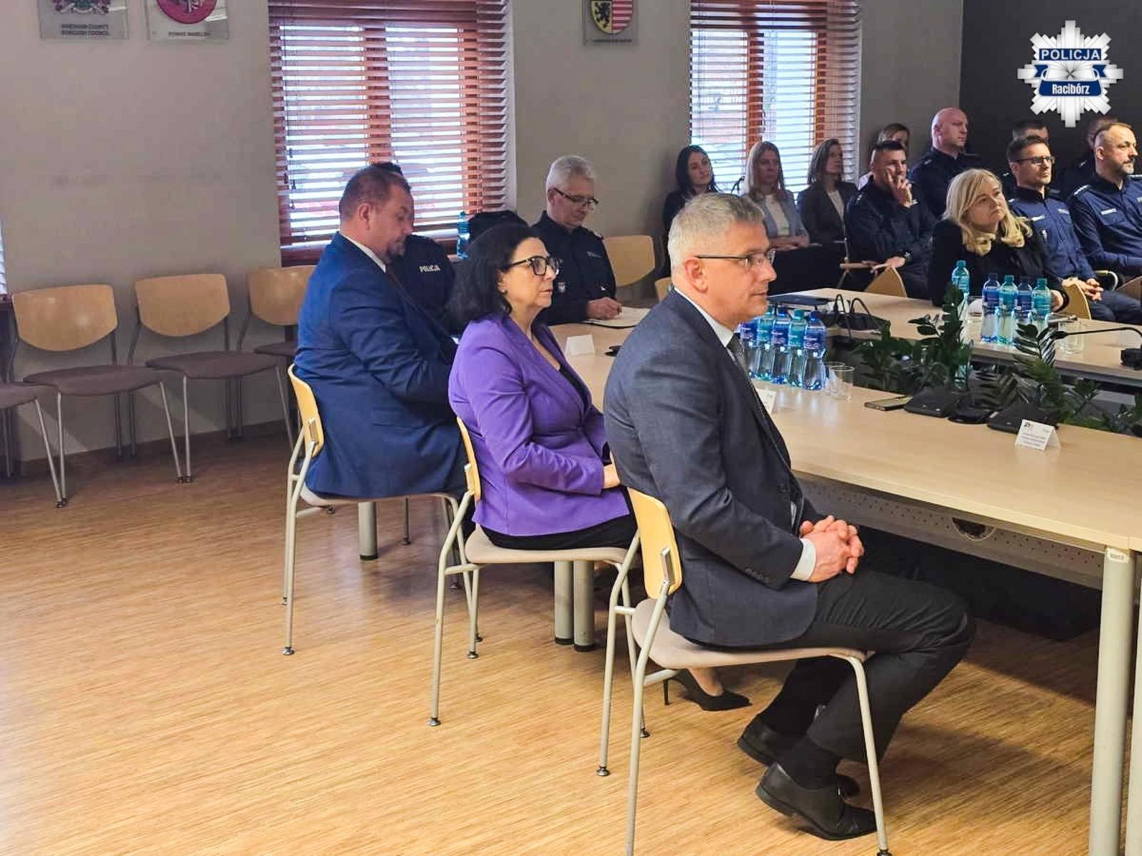 Zdjęcie w galerii na portalu naszraciborz.pl: Odprawa roczna raciborskich policjantów. Podsumowanie pracy Policji w 2025 roku wiadomości z regionu