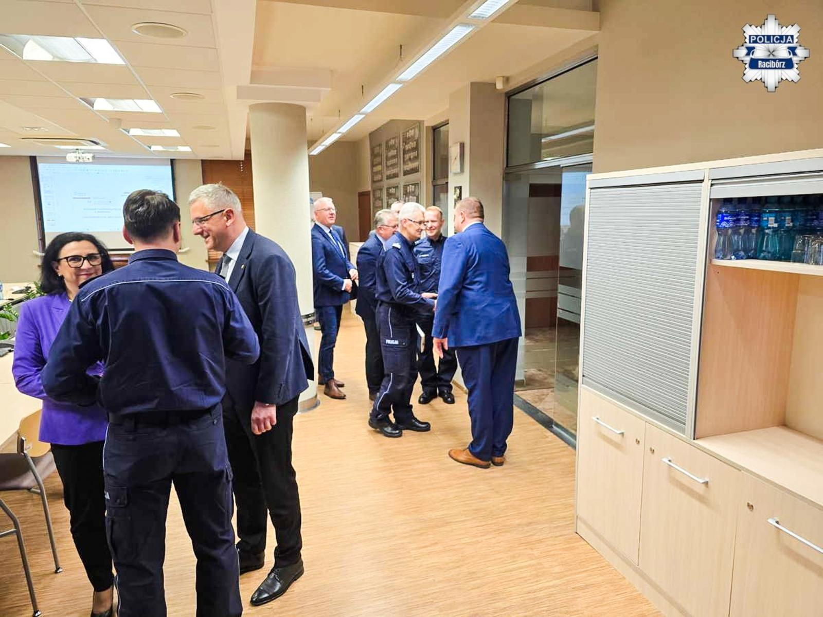 Zdjęcie w galerii na portalu naszraciborz.pl: Odprawa roczna raciborskich policjantów. Podsumowanie pracy Policji w 2025 roku wiadomości z regionu
