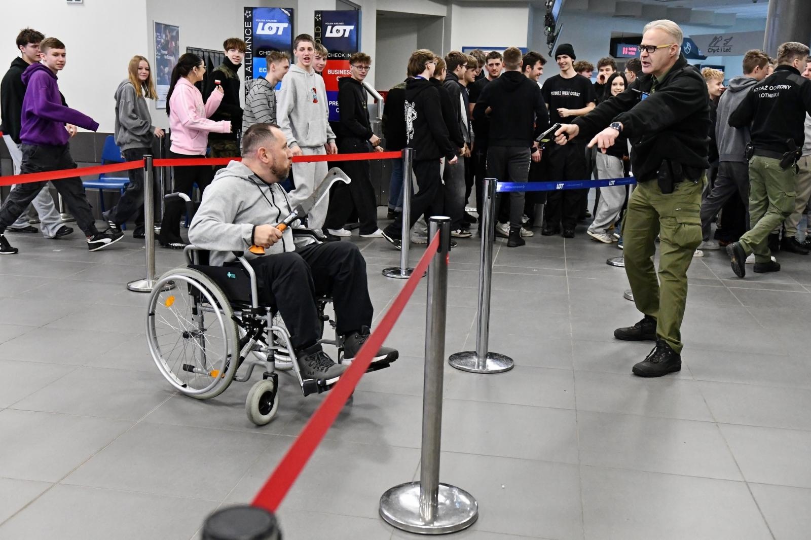 Zdjęcie w galerii na portalu naszraciborz.pl: Kolejne szkolenie taktyczne z zakresu Działań interwencyjnych na lotnisku w Katowicach wiadomości z regionu