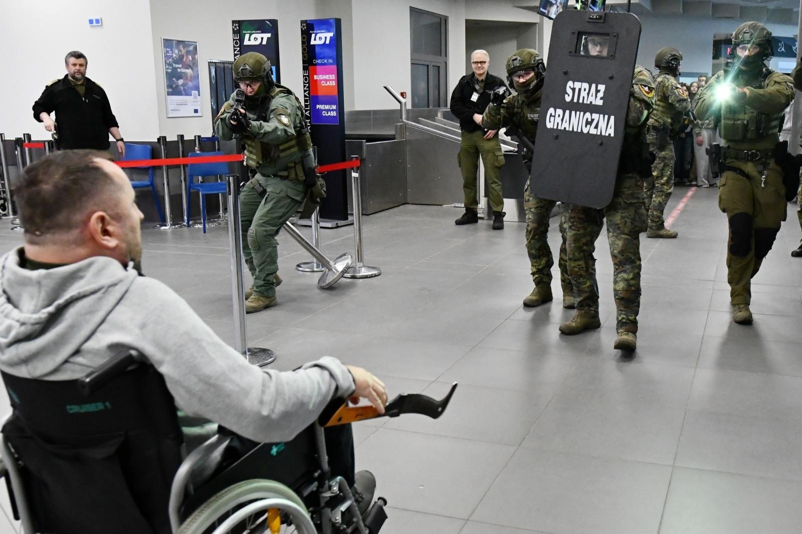 Zdjęcie w galerii na portalu naszraciborz.pl: Kolejne szkolenie taktyczne z zakresu Działań interwencyjnych na lotnisku w Katowicach wiadomości z regionu