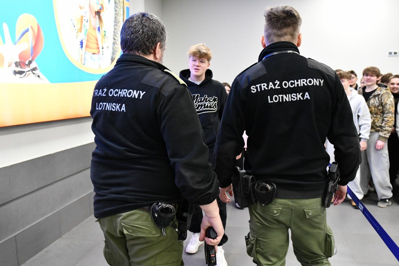 Zdjęcie w galerii na portalu naszraciborz.pl: Kolejne szkolenie taktyczne z zakresu Działań interwencyjnych na lotnisku w Katowicach wiadomości z regionu