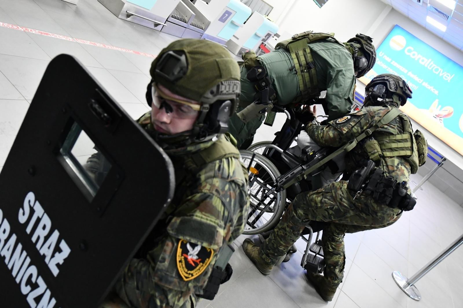 Zdjęcie w galerii na portalu naszraciborz.pl: Kolejne szkolenie taktyczne z zakresu Działań interwencyjnych na lotnisku w Katowicach wiadomości z regionu