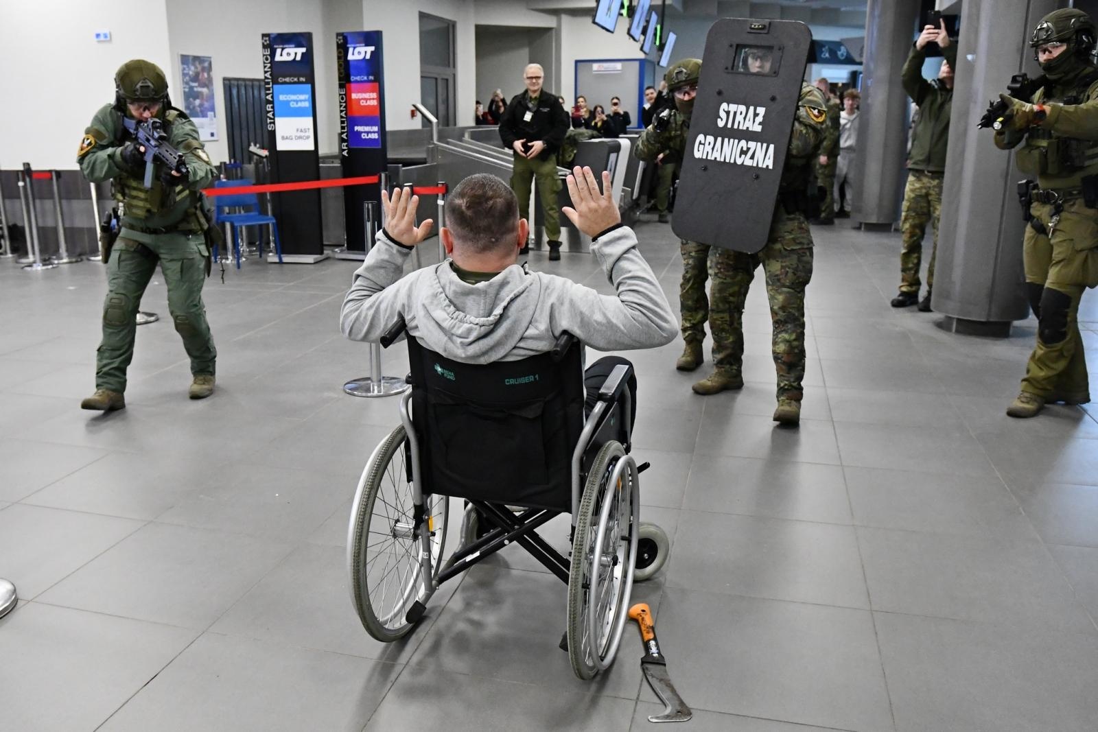 Zdjęcie w galerii na portalu naszraciborz.pl: Kolejne szkolenie taktyczne z zakresu Działań interwencyjnych na lotnisku w Katowicach wiadomości z regionu