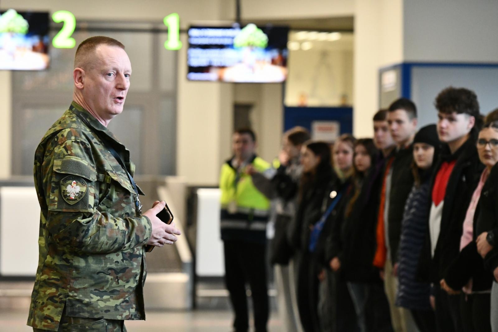 Zdjęcie w galerii na portalu naszraciborz.pl: Kolejne szkolenie taktyczne z zakresu Działań interwencyjnych na lotnisku w Katowicach wiadomości z regionu