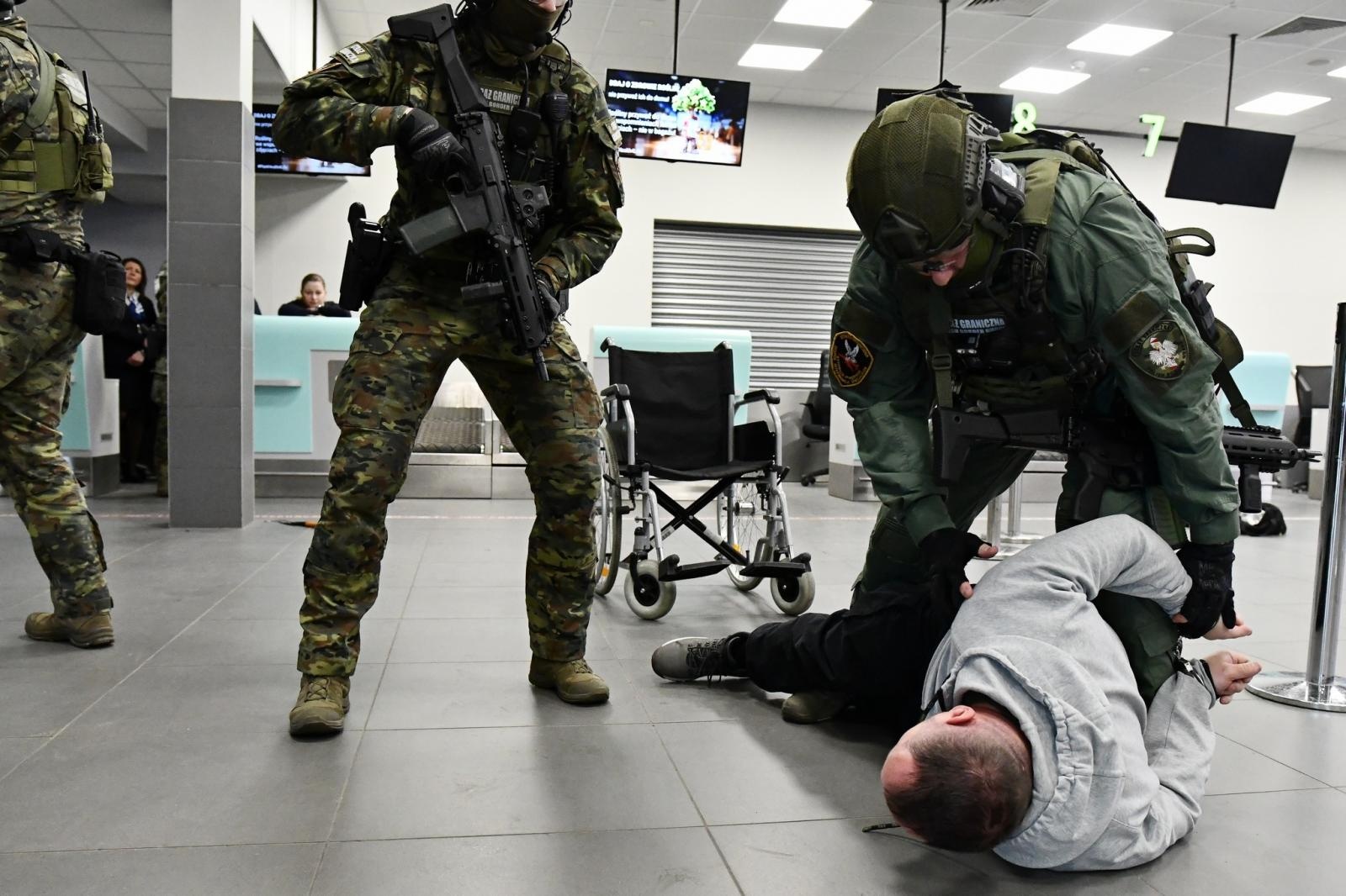 Zdjęcie w galerii na portalu naszraciborz.pl: Kolejne szkolenie taktyczne z zakresu Działań interwencyjnych na lotnisku w Katowicach wiadomości z regionu