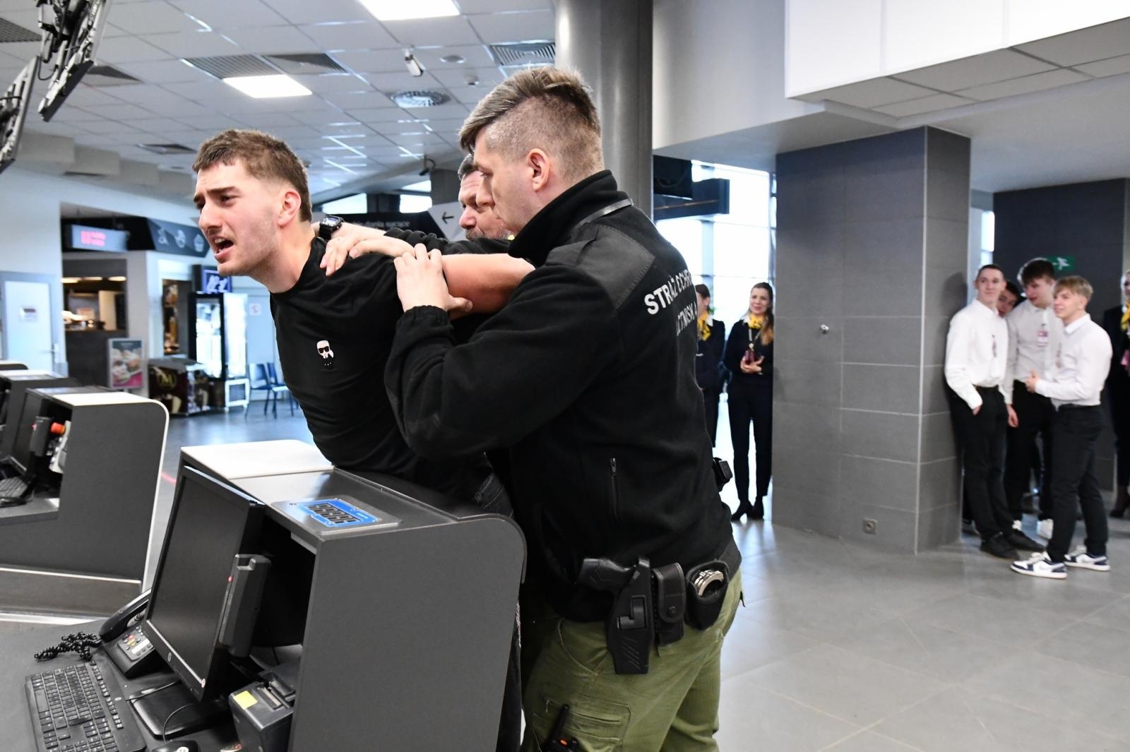 Zdjęcie w galerii na portalu naszraciborz.pl: Kolejne szkolenie taktyczne z zakresu Działań interwencyjnych na lotnisku w Katowicach wiadomości z regionu