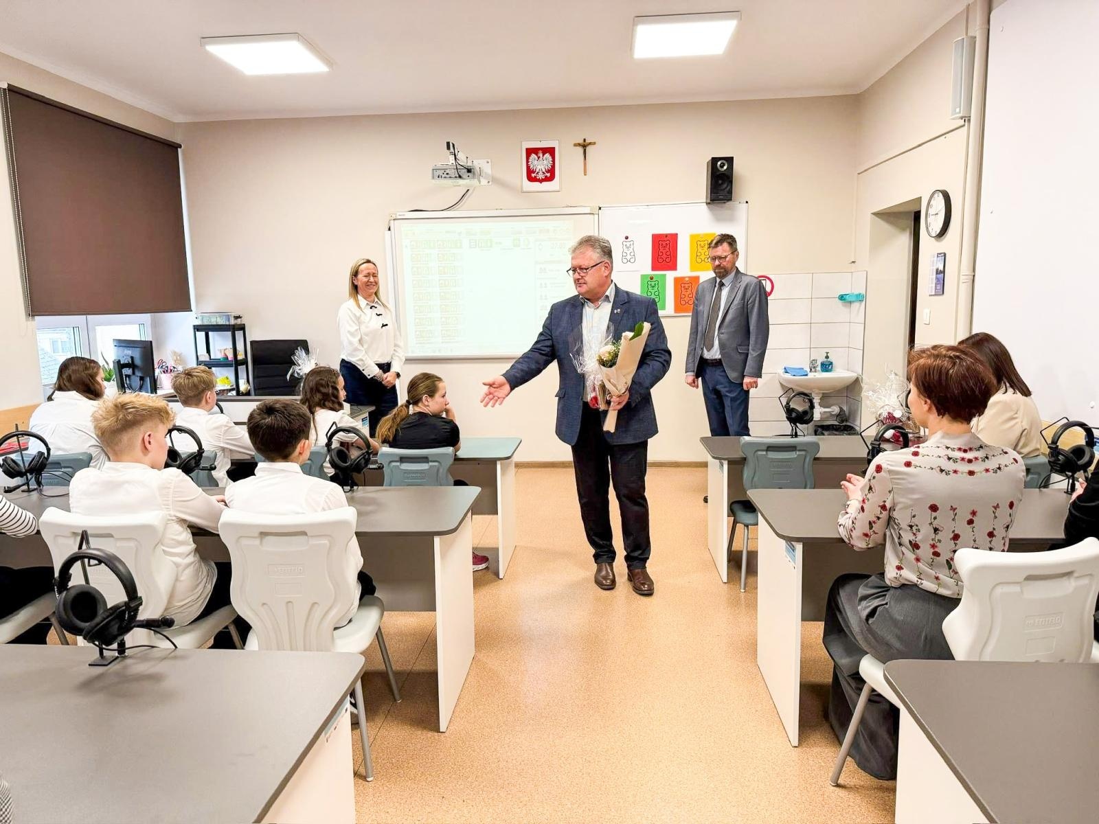 Zdjęcie w galerii na portalu naszraciborz.pl: Nowa pracownia komputerowa w Tworkowie. Projekt Młodzi odkrywcy w gminnych szkołach wiadomości z regionu