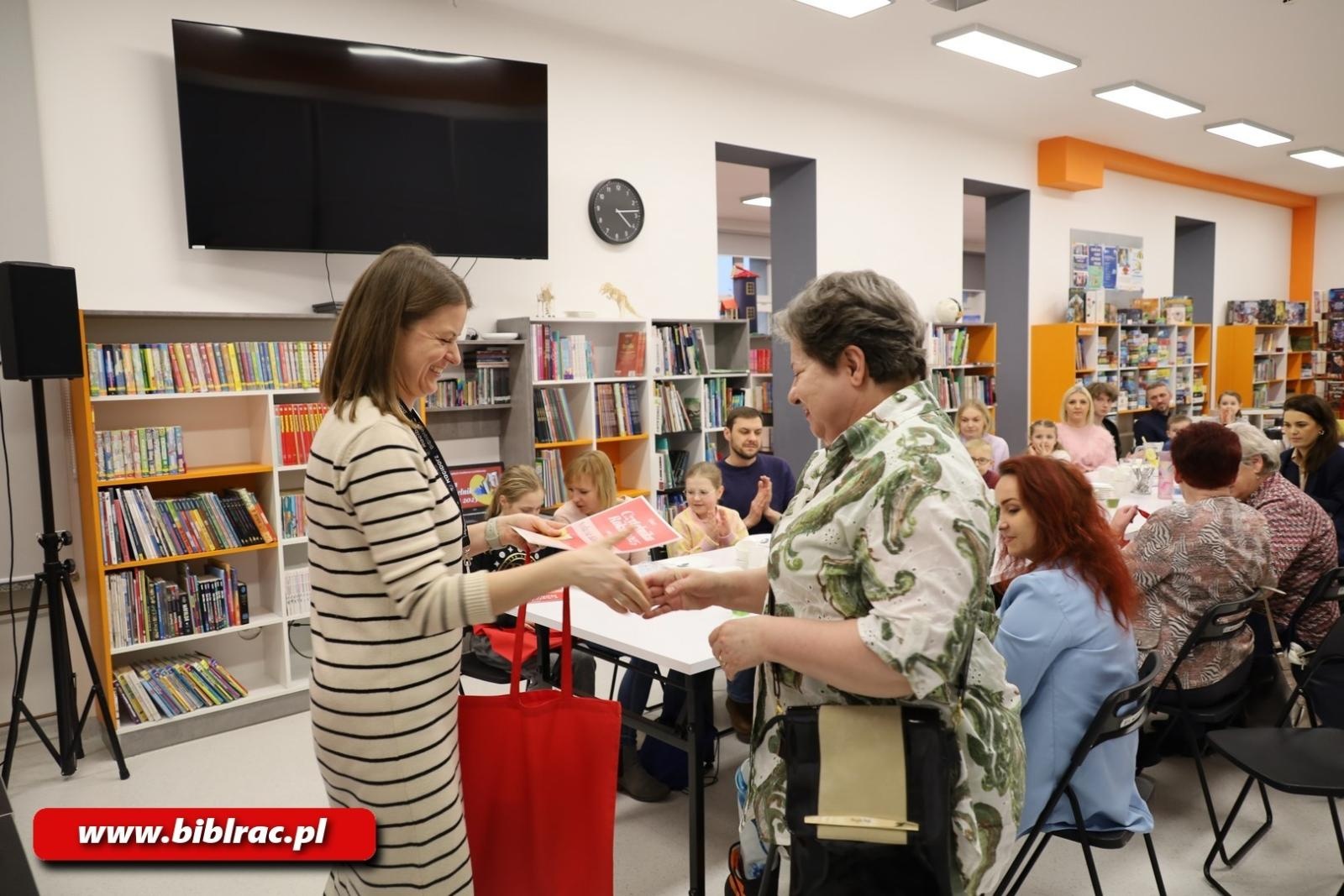 Zdjęcie w galerii na portalu naszraciborz.pl: Kto został Czytelnikiem Roku 2025? W Bibliotece podsumowano konkurs czytelniczy wiadomości z regionu