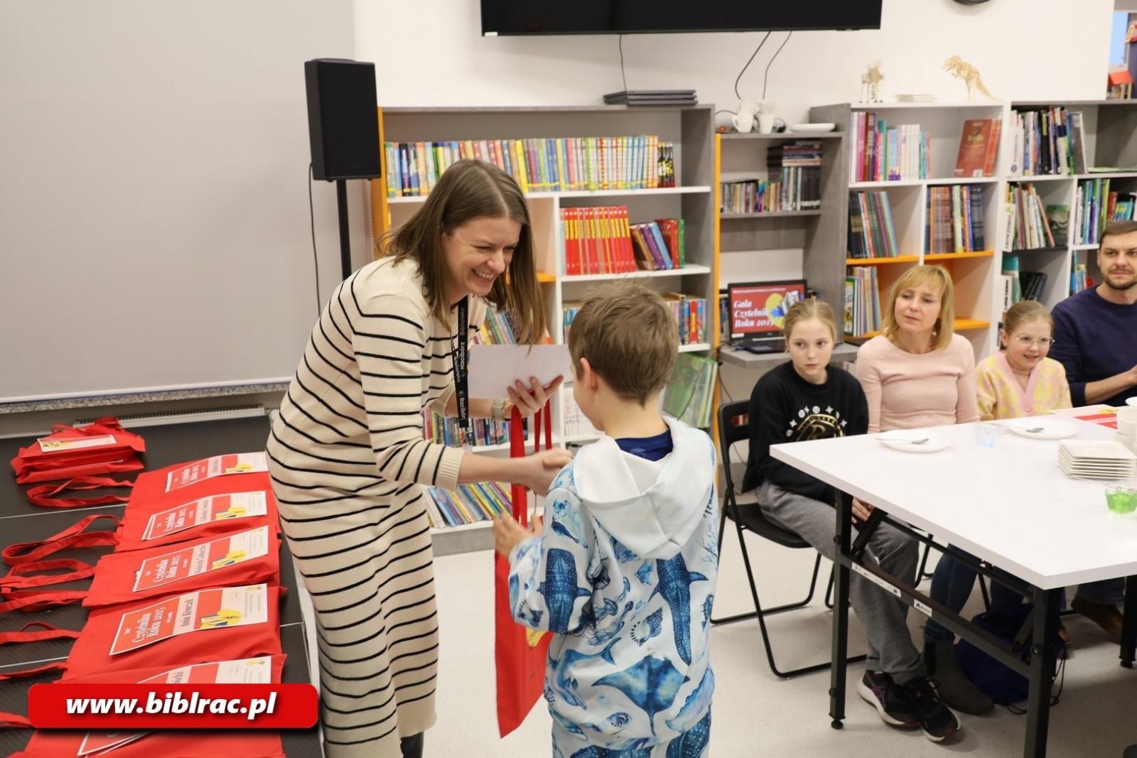 Zdjęcie w galerii na portalu naszraciborz.pl: Kto został Czytelnikiem Roku 2025? W Bibliotece podsumowano konkurs czytelniczy wiadomości z regionu