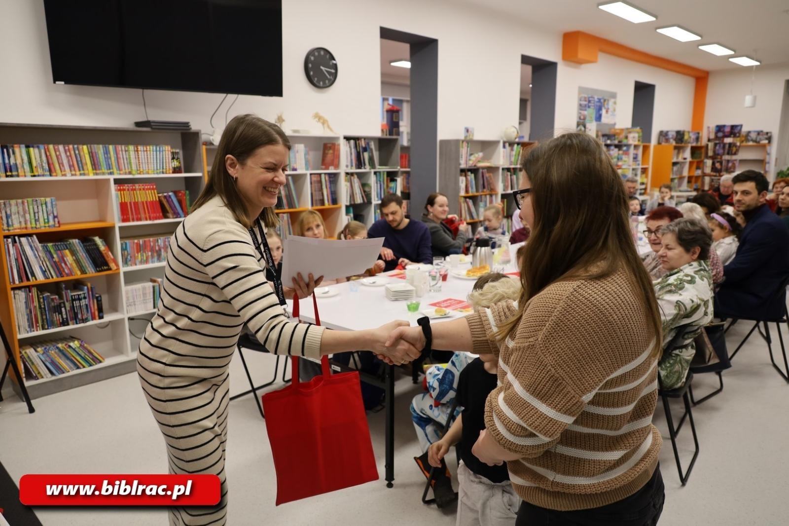 Zdjęcie w galerii na portalu naszraciborz.pl: Kto został Czytelnikiem Roku 2025? W Bibliotece podsumowano konkurs czytelniczy wiadomości z regionu