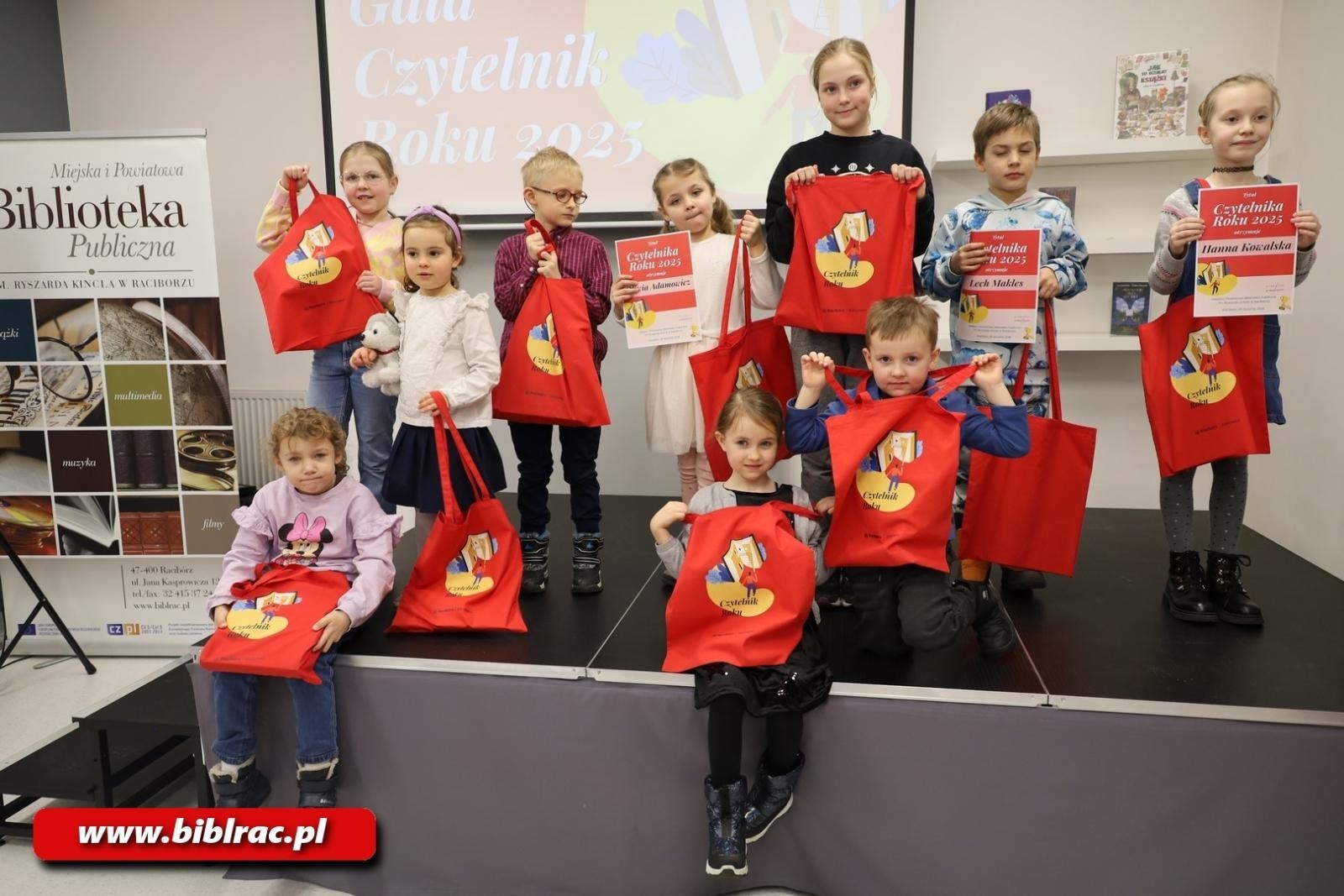 Zdjęcie w galerii na portalu naszraciborz.pl: Kto został Czytelnikiem Roku 2025? W Bibliotece podsumowano konkurs czytelniczy wiadomości z regionu