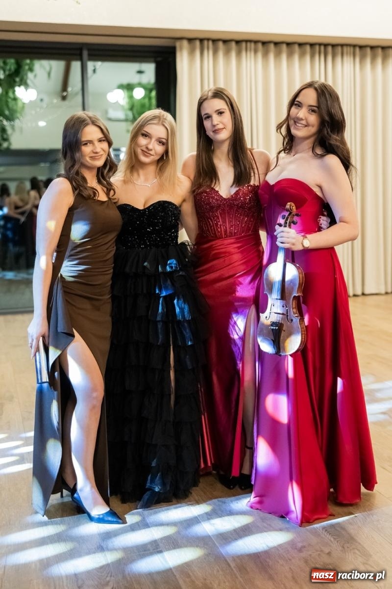 Zdjęcie w galerii na portalu naszraciborz.pl: ZSO nr 1 w Raciborzu po raz pierwszy bawi się na studniówce w Rudach [FOTO i WIDEO] wiadomości z regionu