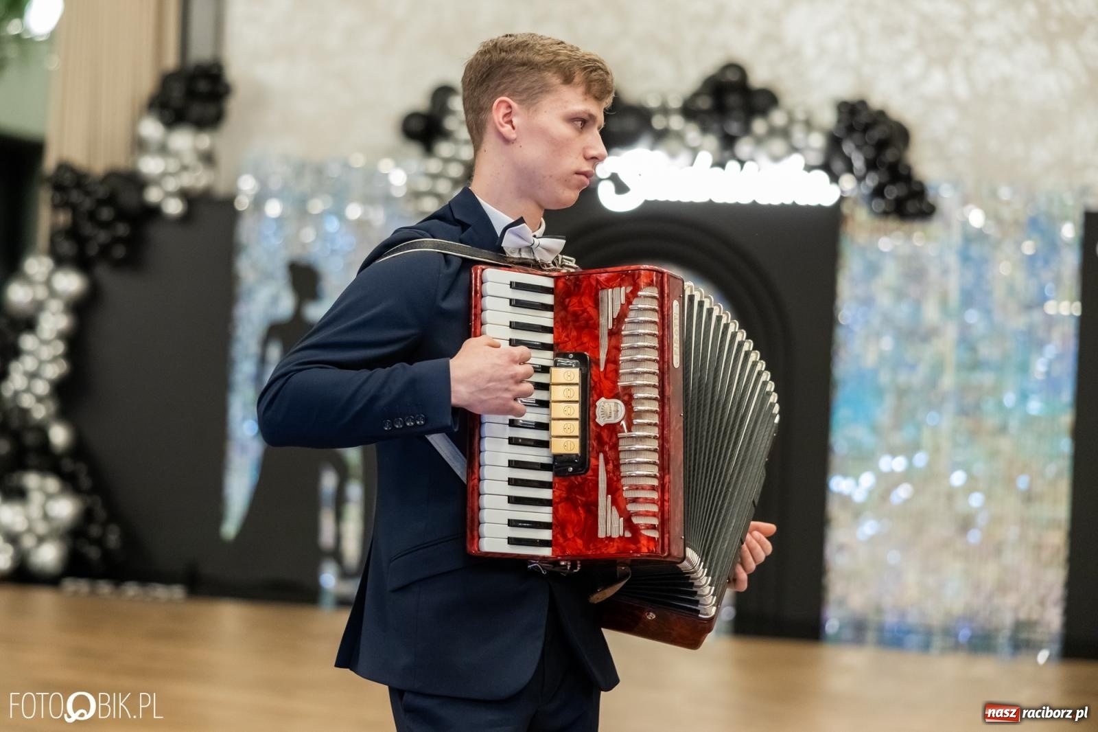 Zdjęcie w galerii na portalu naszraciborz.pl: ZSO nr 1 w Raciborzu po raz pierwszy bawi się na studniówce w Rudach [FOTO i WIDEO] wiadomości z regionu