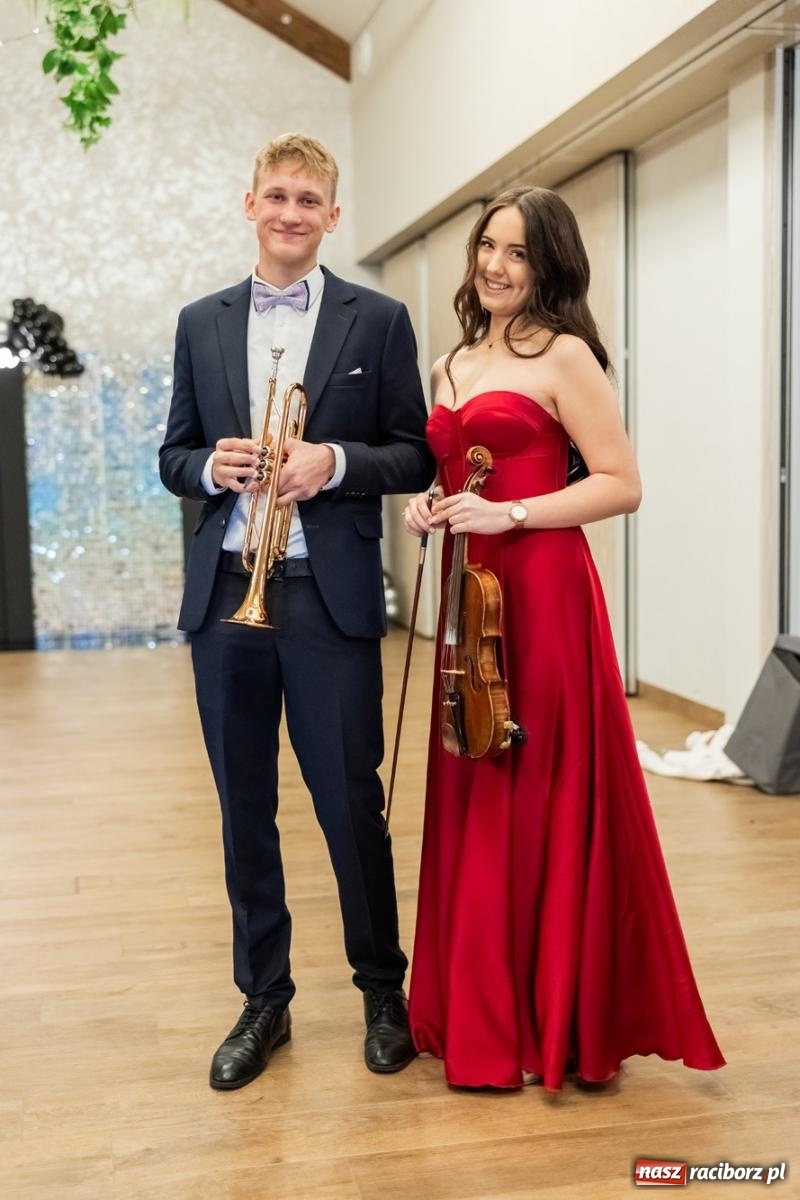 Zdjęcie w galerii na portalu naszraciborz.pl: ZSO nr 1 w Raciborzu po raz pierwszy bawi się na studniówce w Rudach [FOTO i WIDEO] wiadomości z regionu