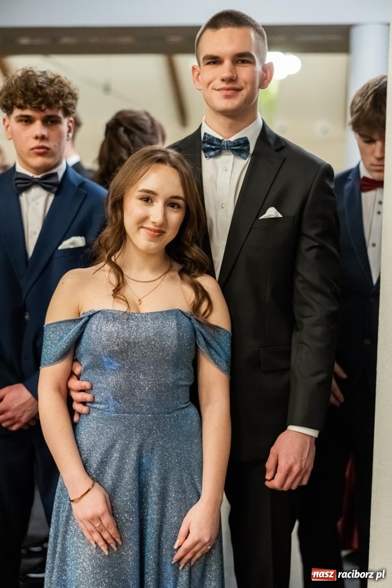 Zdjęcie w galerii na portalu naszraciborz.pl: ZSO nr 1 w Raciborzu po raz pierwszy bawi się na studniówce w Rudach [FOTO i WIDEO] wiadomości z regionu