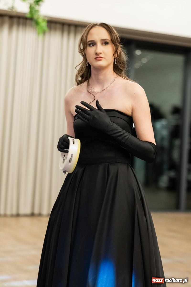 Zdjęcie w galerii na portalu naszraciborz.pl: ZSO nr 1 w Raciborzu po raz pierwszy bawi się na studniówce w Rudach [FOTO i WIDEO] wiadomości z regionu