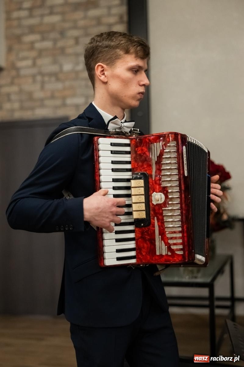 Zdjęcie w galerii na portalu naszraciborz.pl: ZSO nr 1 w Raciborzu po raz pierwszy bawi się na studniówce w Rudach [FOTO i WIDEO] wiadomości z regionu