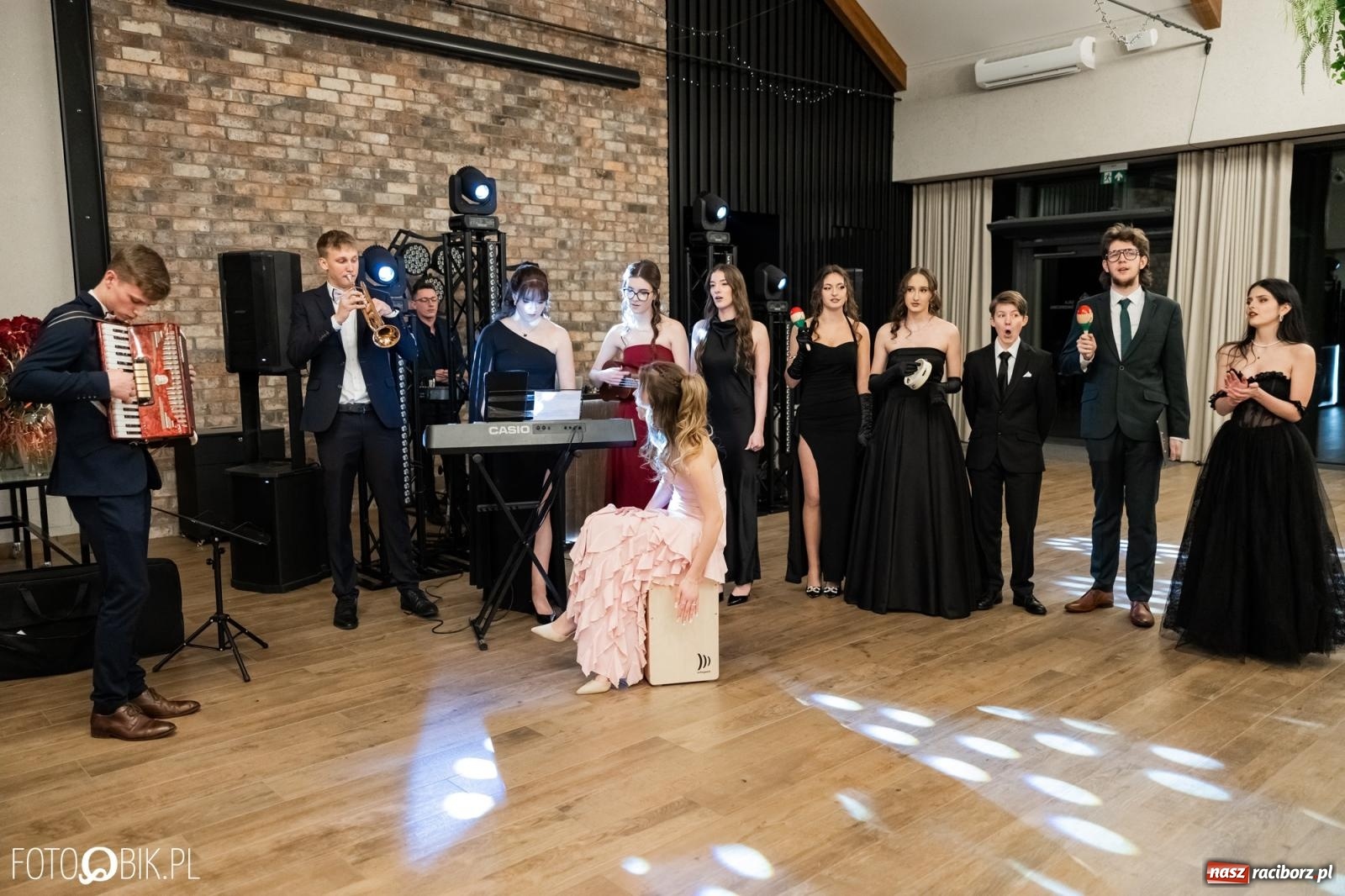 Zdjęcie w galerii na portalu naszraciborz.pl: ZSO nr 1 w Raciborzu po raz pierwszy bawi się na studniówce w Rudach [FOTO i WIDEO] wiadomości z regionu