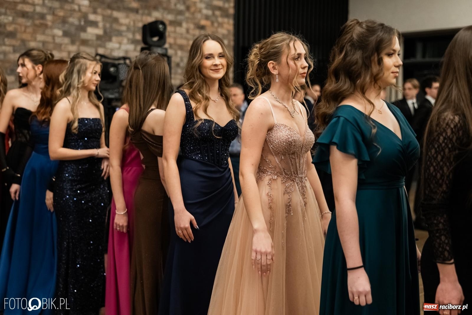 Zdjęcie w galerii na portalu naszraciborz.pl: ZSO nr 1 w Raciborzu po raz pierwszy bawi się na studniówce w Rudach [FOTO i WIDEO] wiadomości z regionu