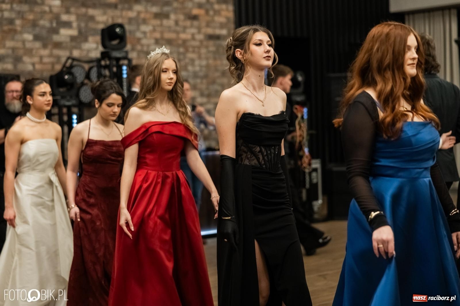 Zdjęcie w galerii na portalu naszraciborz.pl: ZSO nr 1 w Raciborzu po raz pierwszy bawi się na studniówce w Rudach [FOTO i WIDEO] wiadomości z regionu