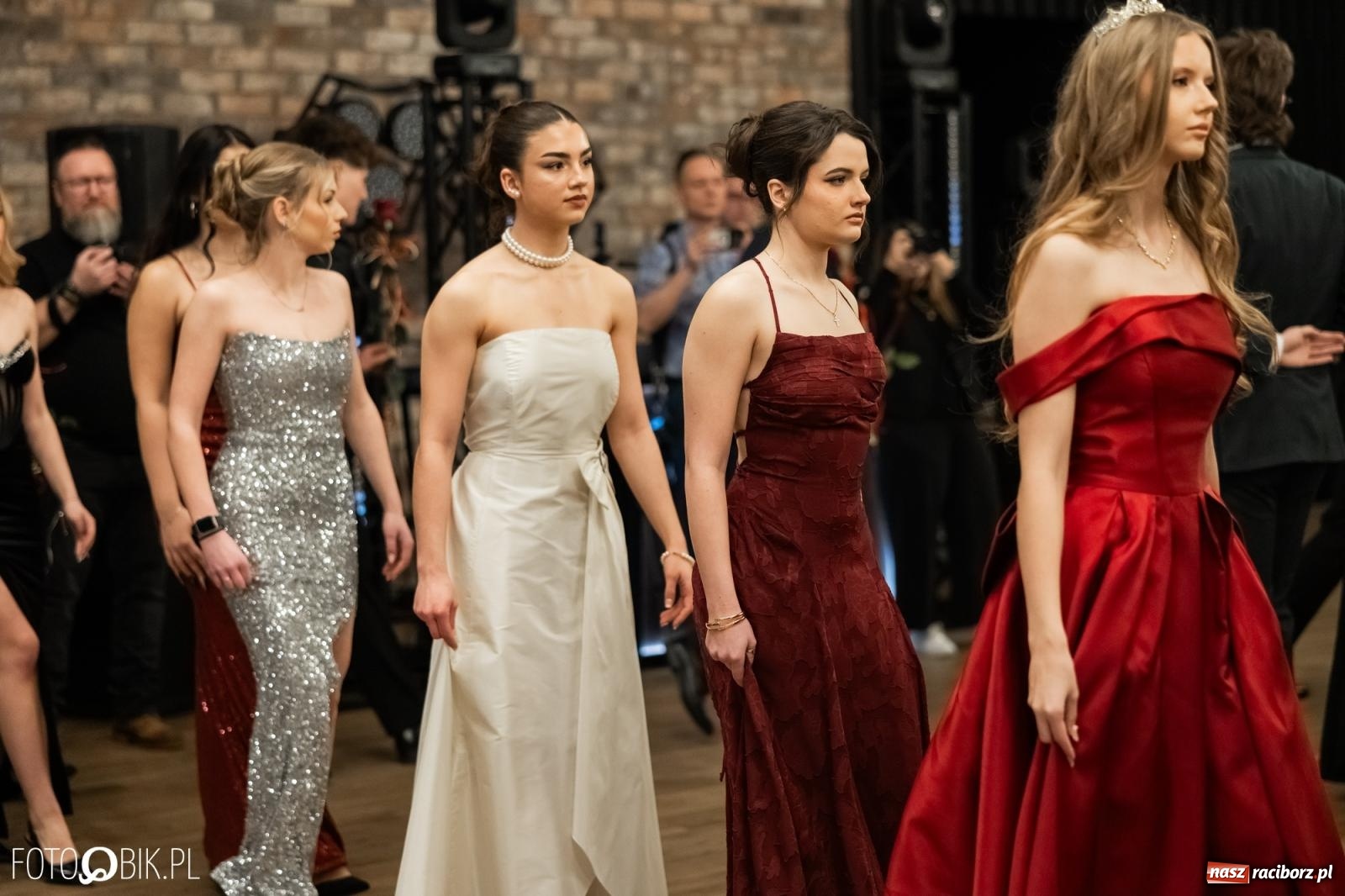 Zdjęcie w galerii na portalu naszraciborz.pl: ZSO nr 1 w Raciborzu po raz pierwszy bawi się na studniówce w Rudach [FOTO i WIDEO] wiadomości z regionu