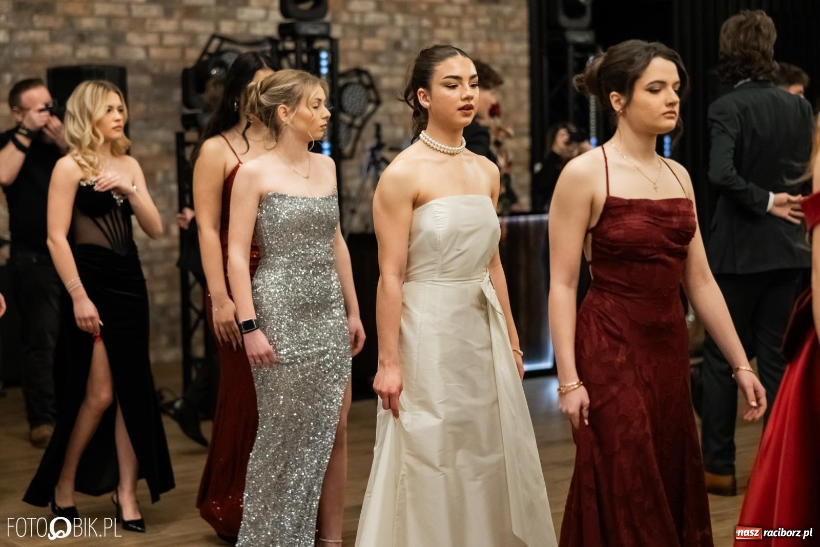 Zdjęcie w galerii na portalu naszraciborz.pl: ZSO nr 1 w Raciborzu po raz pierwszy bawi się na studniówce w Rudach [FOTO i WIDEO] wiadomości z regionu