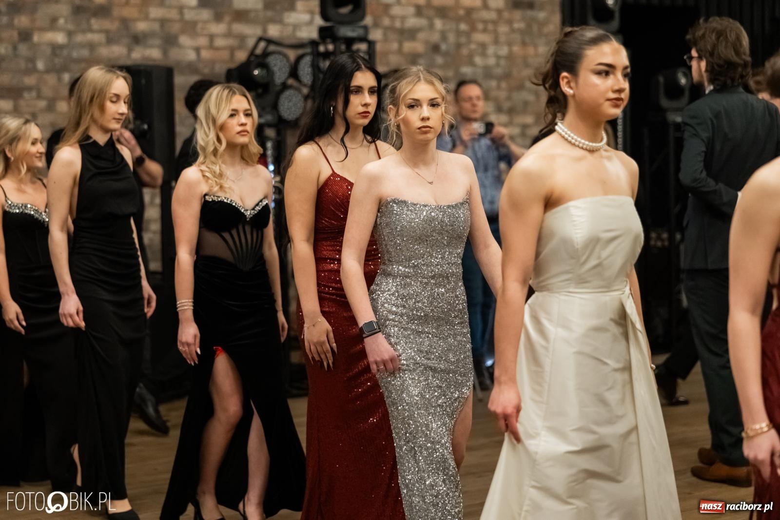 Zdjęcie w galerii na portalu naszraciborz.pl: ZSO nr 1 w Raciborzu po raz pierwszy bawi się na studniówce w Rudach [FOTO i WIDEO] wiadomości z regionu