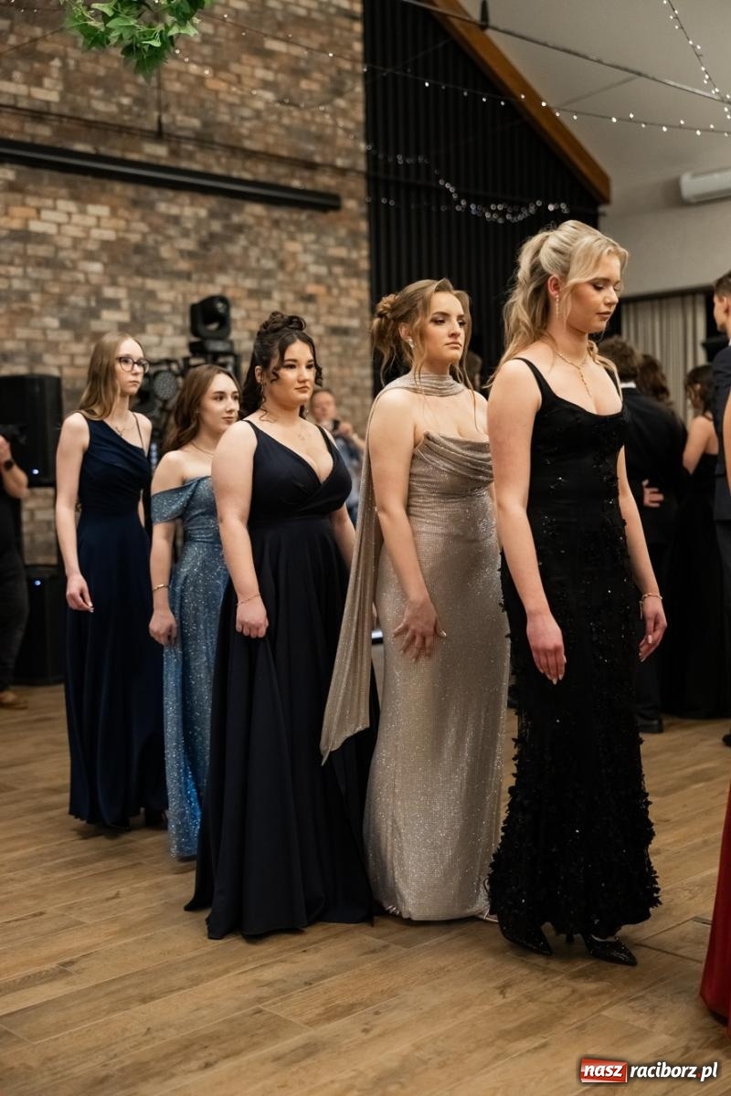 Zdjęcie w galerii na portalu naszraciborz.pl: ZSO nr 1 w Raciborzu po raz pierwszy bawi się na studniówce w Rudach [FOTO i WIDEO] wiadomości z regionu