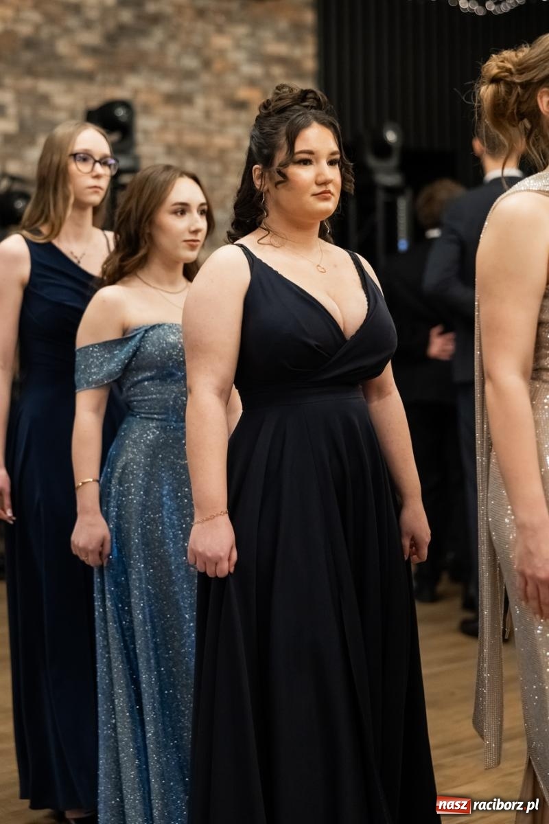 Zdjęcie w galerii na portalu naszraciborz.pl: ZSO nr 1 w Raciborzu po raz pierwszy bawi się na studniówce w Rudach [FOTO i WIDEO] wiadomości z regionu