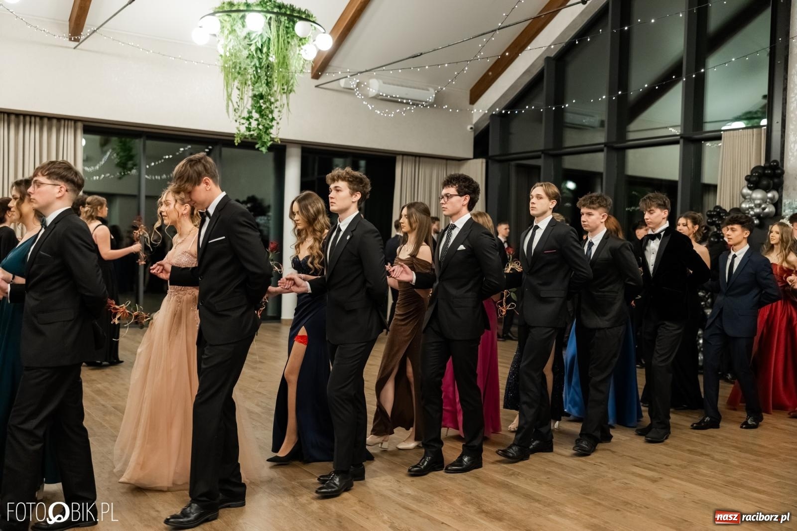 Zdjęcie w galerii na portalu naszraciborz.pl: ZSO nr 1 w Raciborzu po raz pierwszy bawi się na studniówce w Rudach [FOTO i WIDEO] wiadomości z regionu