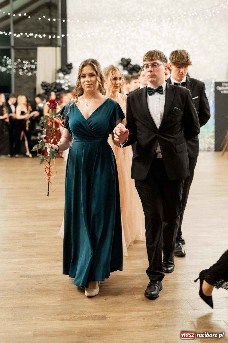 Zdjęcie w galerii na portalu naszraciborz.pl: ZSO nr 1 w Raciborzu po raz pierwszy bawi się na studniówce w Rudach [FOTO i WIDEO] wiadomości z regionu